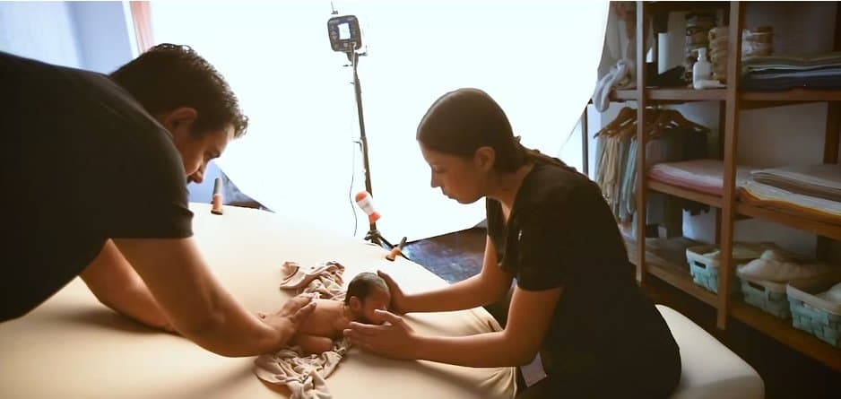 Cristian y Reyna fotografiando a un recién nacido en el estudio Bambuky, Querétaro