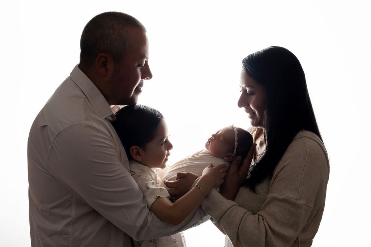 Fotografía newborn Querétaro - bebé en cama miniatura