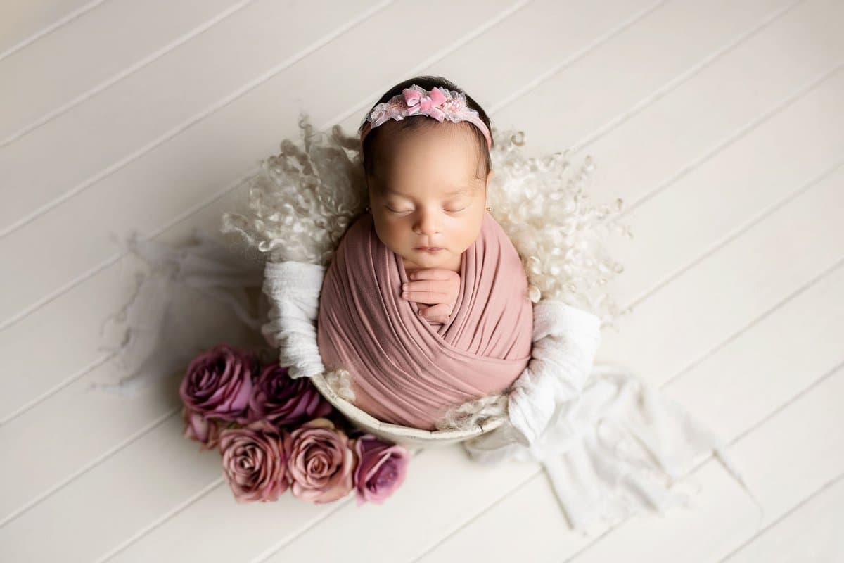 Bebé recién nacido fotografía newborn Querétaro - bowl con flores lilas