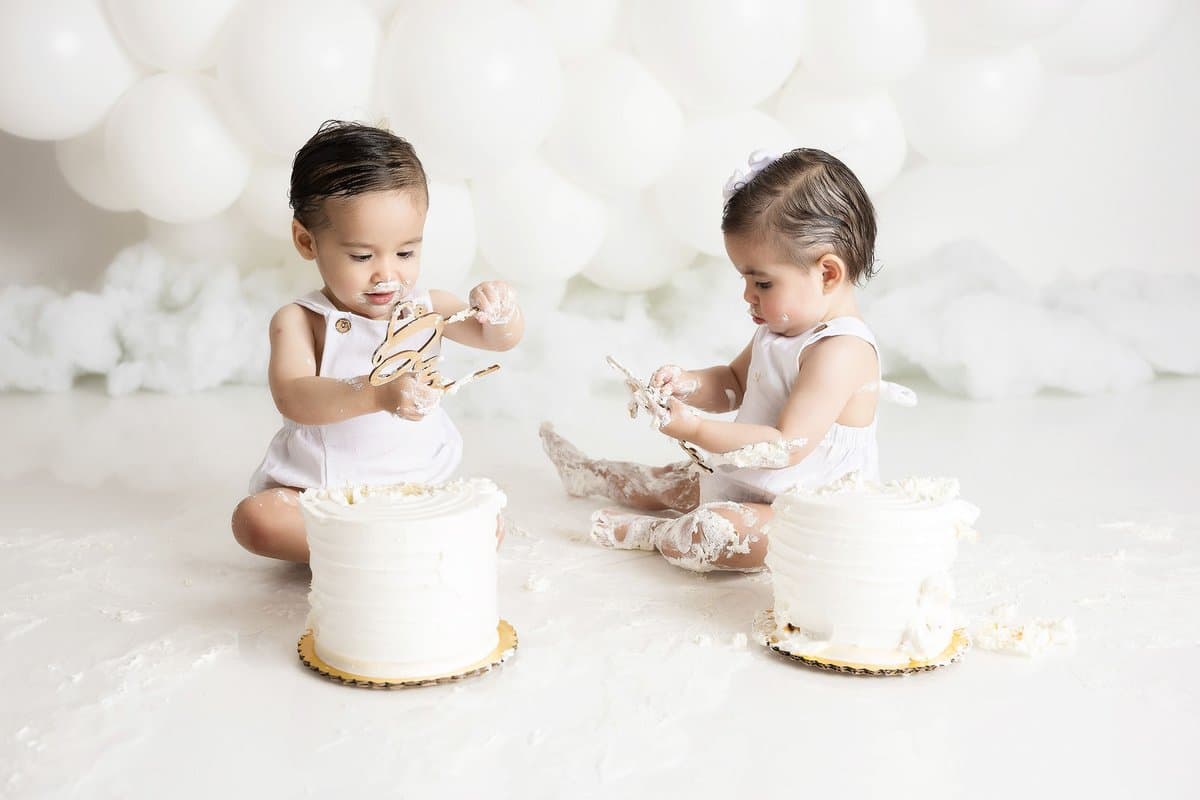 Smash the Cake gemelos Querétaro - primer año con pasteles blancos