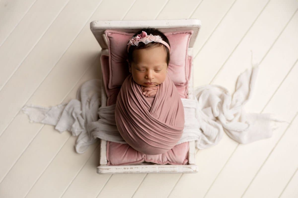 Fotografía newborn Querétaro - bebé en canasta con flores rosas, estudio Bambuky